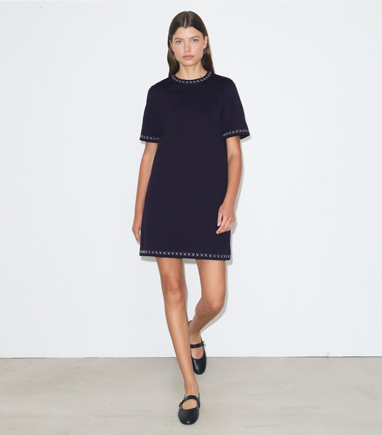 Tory Burch diseñador vestidos Vestido tipo camiseta de algodón bordado en Medium Navy frente en modelo