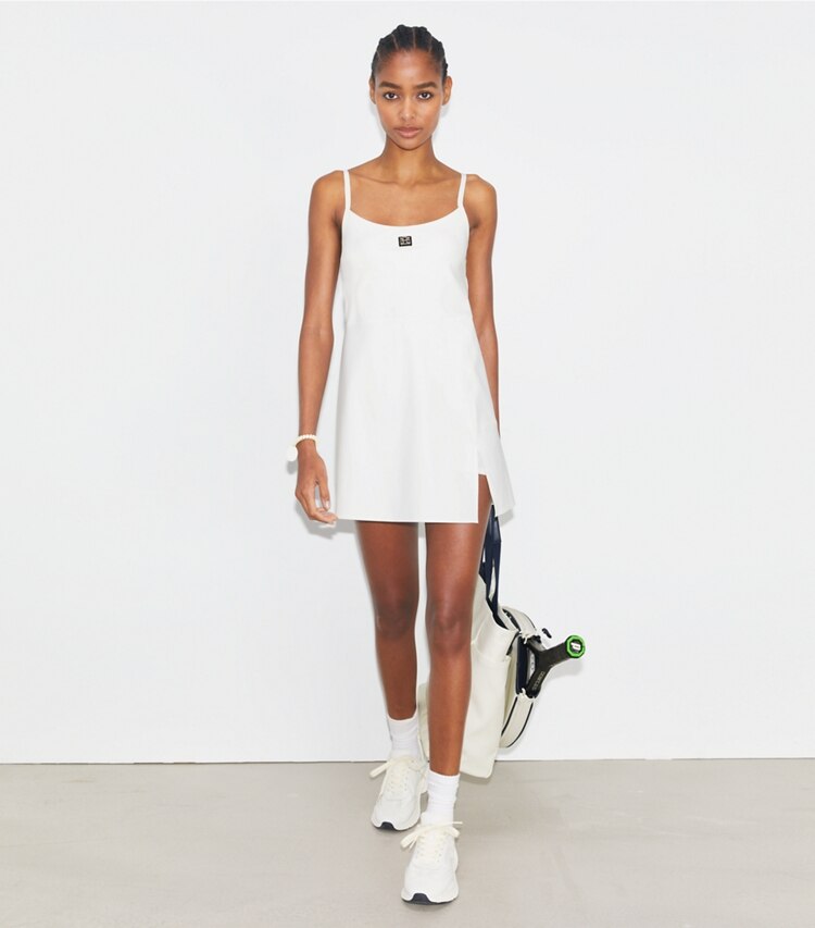 Tory Sport designer abiti Vestito da tennis in nylon in Snow White parte anteriore su modella