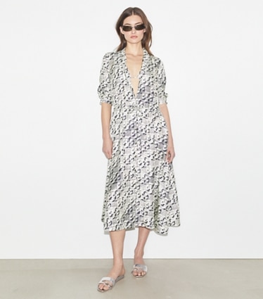 Tory Burch designer copricostume Vestito midi in Seta in New Ivory Distressed Pixelated Logo parte anteriore su modella