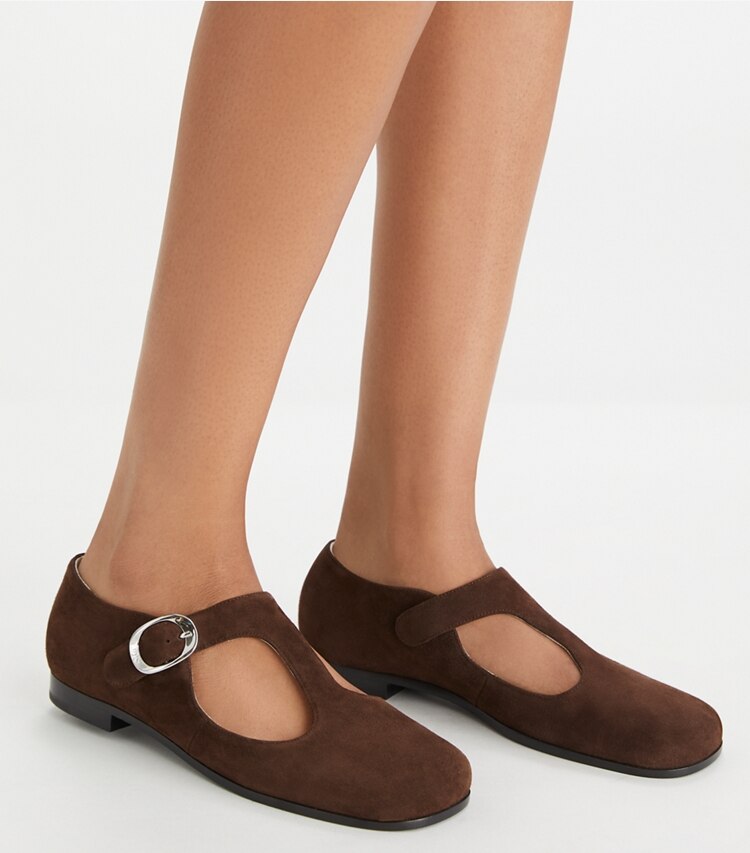 Tory Burch designer mocassini Violet con cinturino a T in DARK COCOA accessory on model