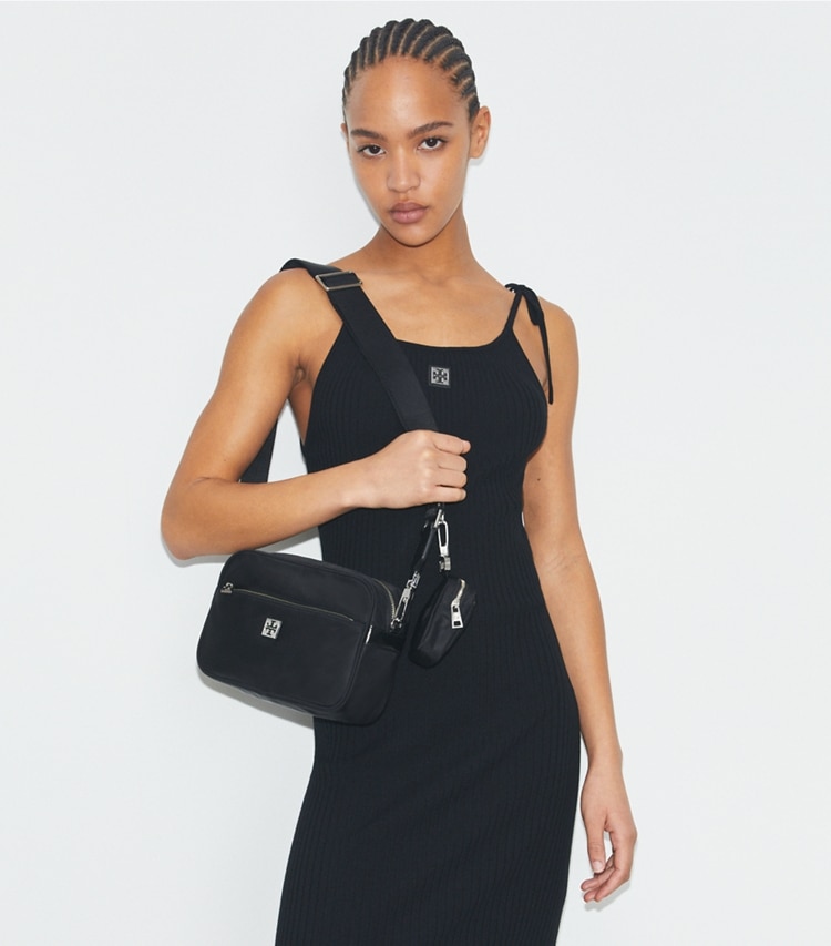 Tory Burch designer ショルダーバッグ ヴァージニア ショルダーバッグ in Black accessory on model