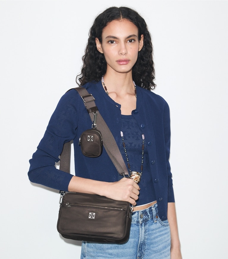 Tory Burch designer クロスボディバッグ ヴァージニア ショルダーバッグ in Dark Brown accessory on model