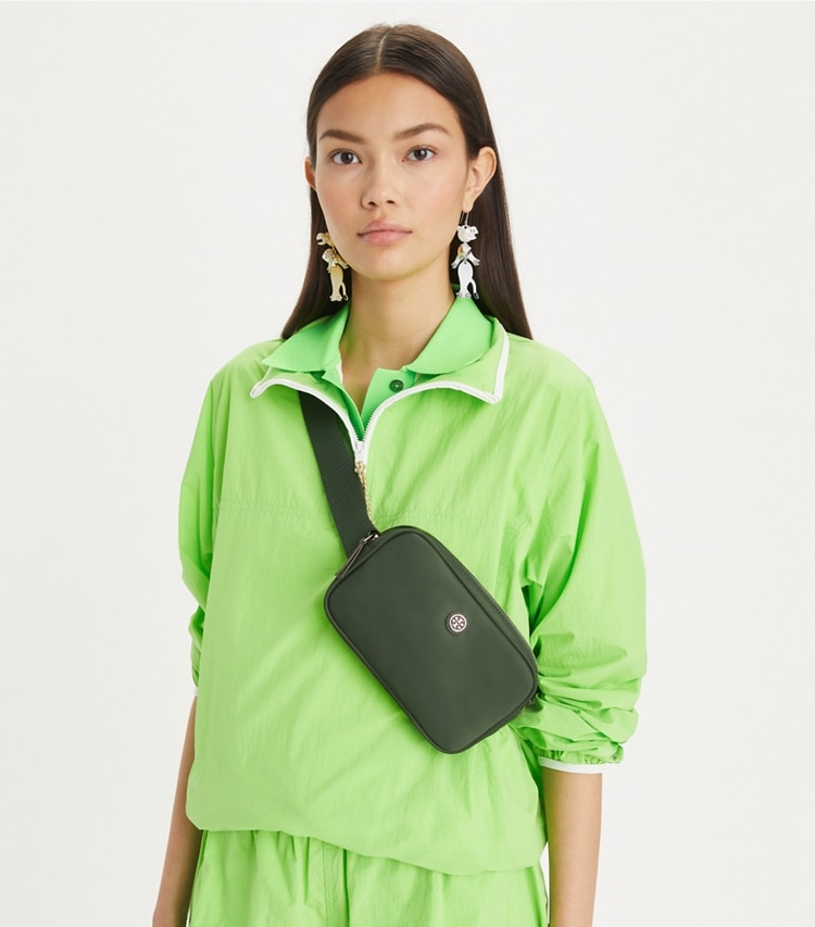 Tory Burch designer gürteltaschen Virginia Gürteltasche in Basil accessory on model