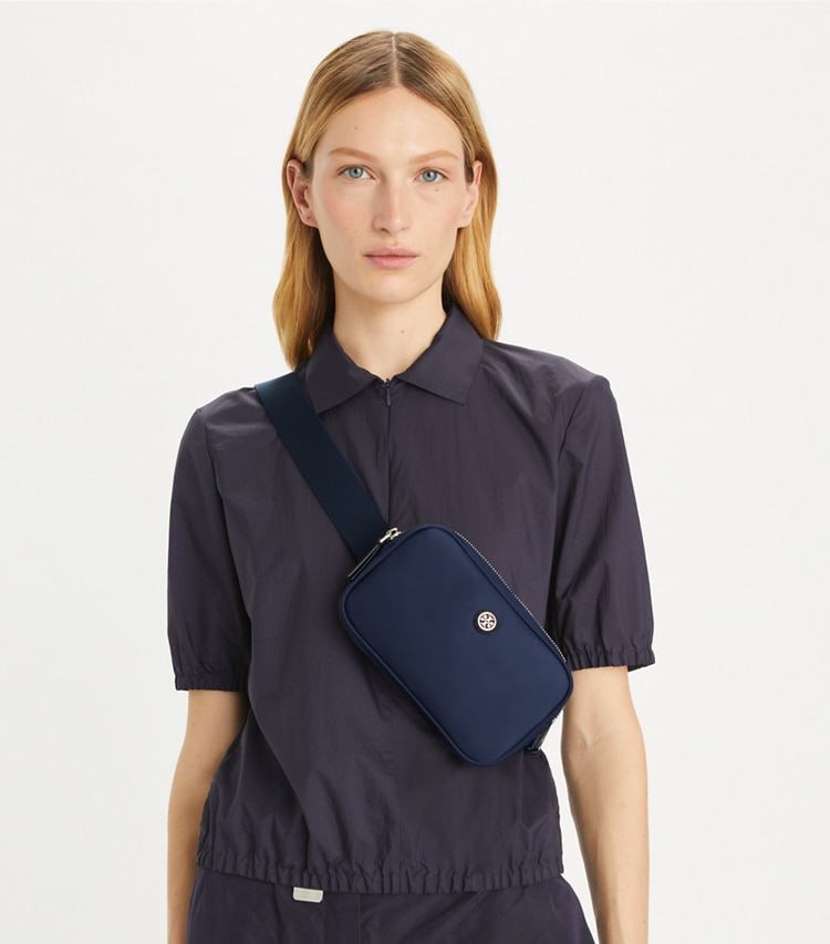 Tory Burch designer gürteltaschen Virginia Gürteltasche in Royal Navy accessory on model