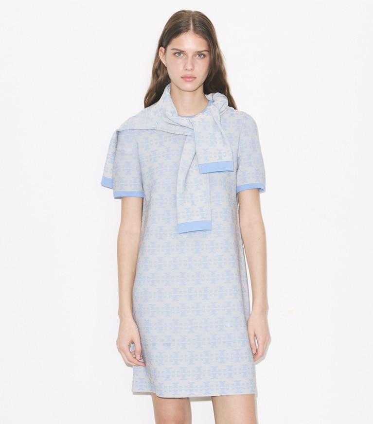 Tory Burch designer ワンピース レーヨン クルーネック ドレス in Vanilla / Blue additional on model