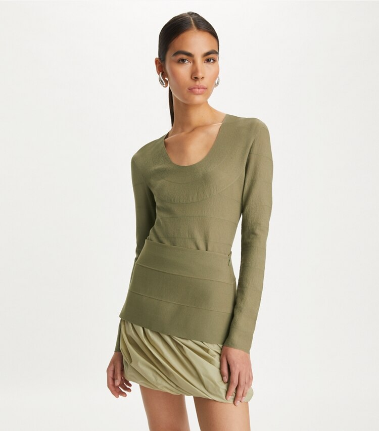 Tory Burch designer セーター レーヨン Uネックトップス in Sheer Spruce on model detail