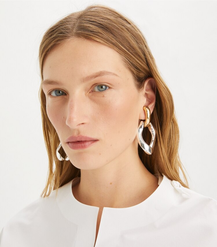 Tory Burch designer ohrringe Wünschelruten-Ohrring in Light Brass / Light Silver accessory on model