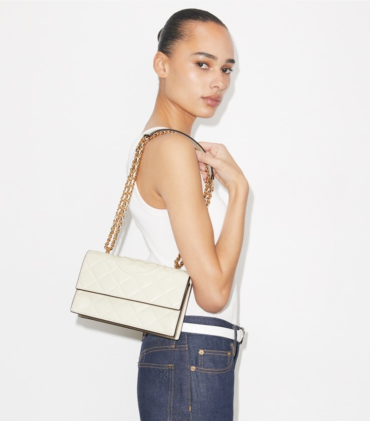 Tory Burch designer schultertaschen Wandelbare Fleming Schultertasche, klein in Light Cream accessory on model