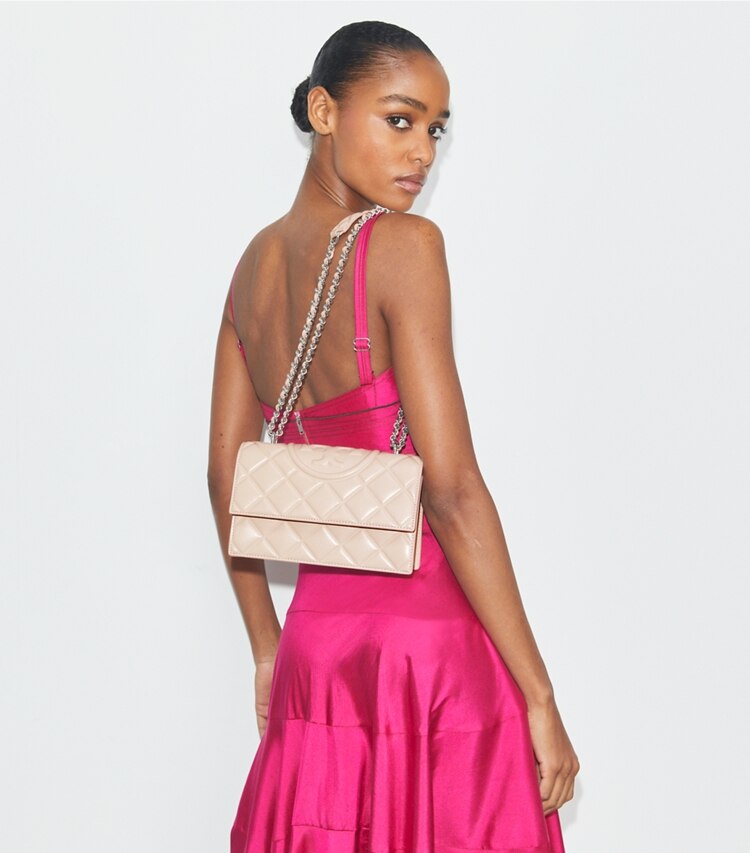 Tory Burch designer schultertaschen Wandelbare Fleming Schultertasche, klein in Soft Pink accessory on model