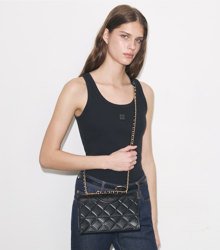 Tory Burch designer schultertaschen Wandelbare Fleming Schultertasche, klein in Black additional on model