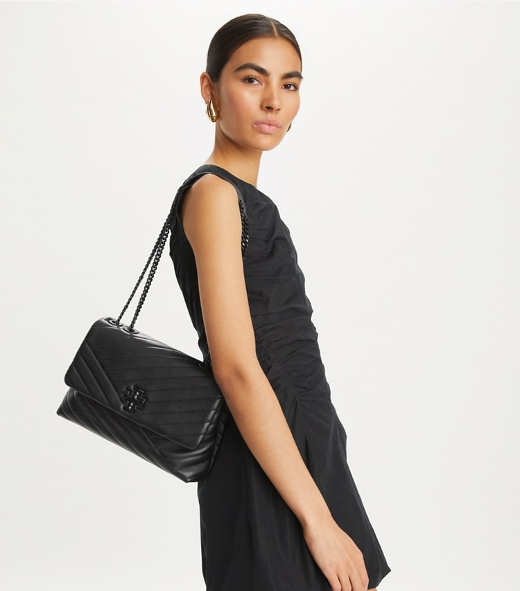 Tory Burch designer schultertaschen Wandelbare Kira Schultertasche mit Chevron-Steppung und pulverbeschichtetem Detail in Black / Silver accessory on model