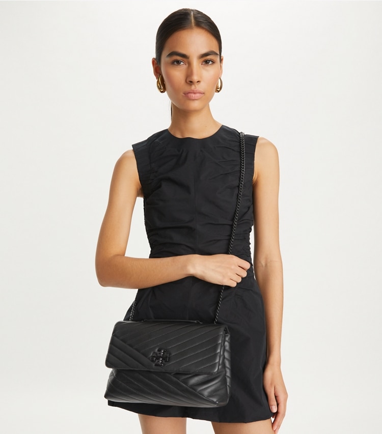 Tory Burch designer schultertaschen Wandelbare Kira Schultertasche mit Chevron-Steppung und pulverbeschichtetem Detail in Black / Silver additional on model
