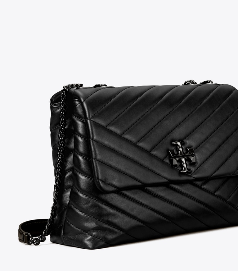 Tory Burch designer schultertaschen Wandelbare Kira Schultertasche mit Chevron-Steppung und pulverbeschichtetem Detail in Black / Silver angle