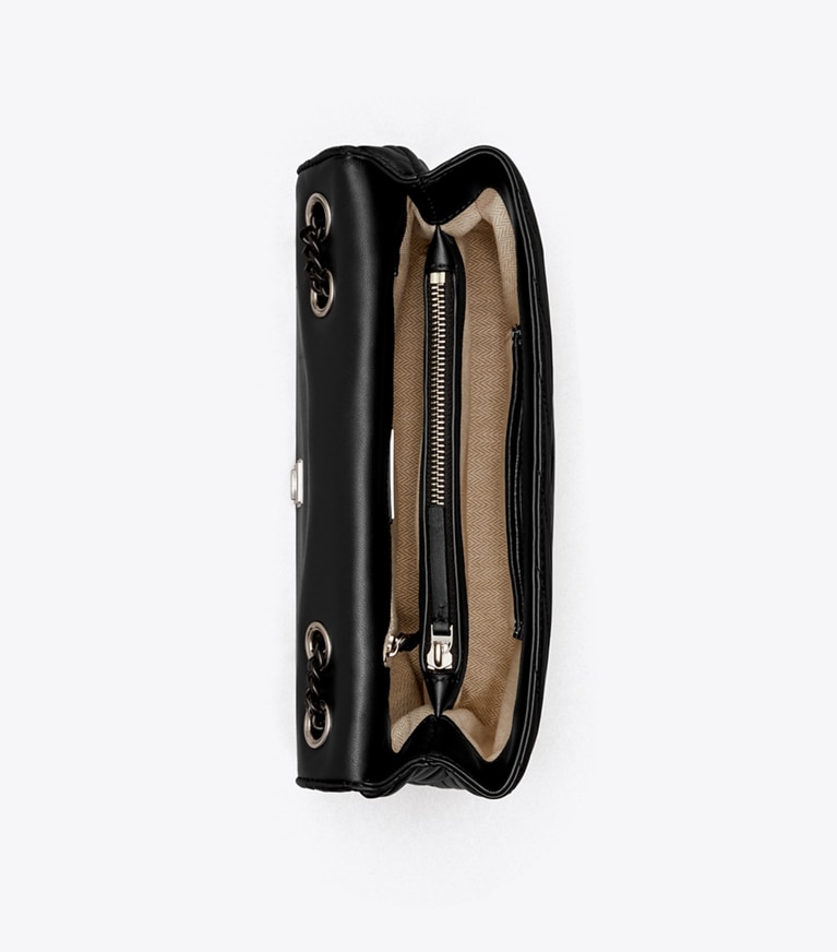 Tory Burch designer schultertaschen Wandelbare Kira Schultertasche mit Chevron-Steppung und pulverbeschichtetem Detail in Black / Silver angle