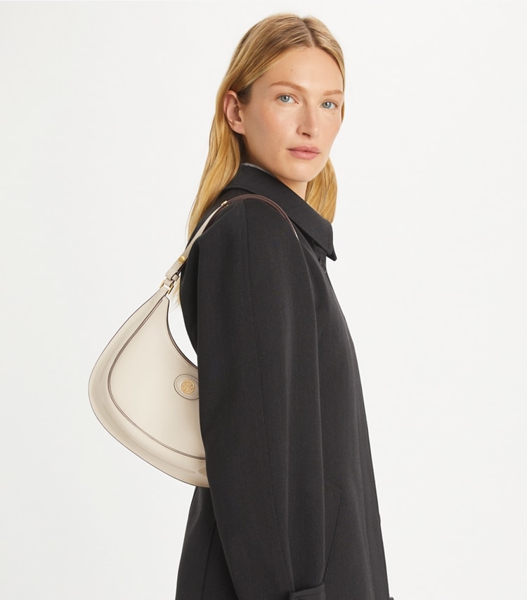 Tory Burch designer schultertaschen Wandelbare sichelförmige Robinson Tasche aus Spazzolatoleder in SHEA BUTTER accessory on model
