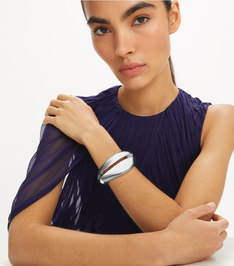 Tory Burch designer armbänder Wave Armreif in Light Brass accessory on model