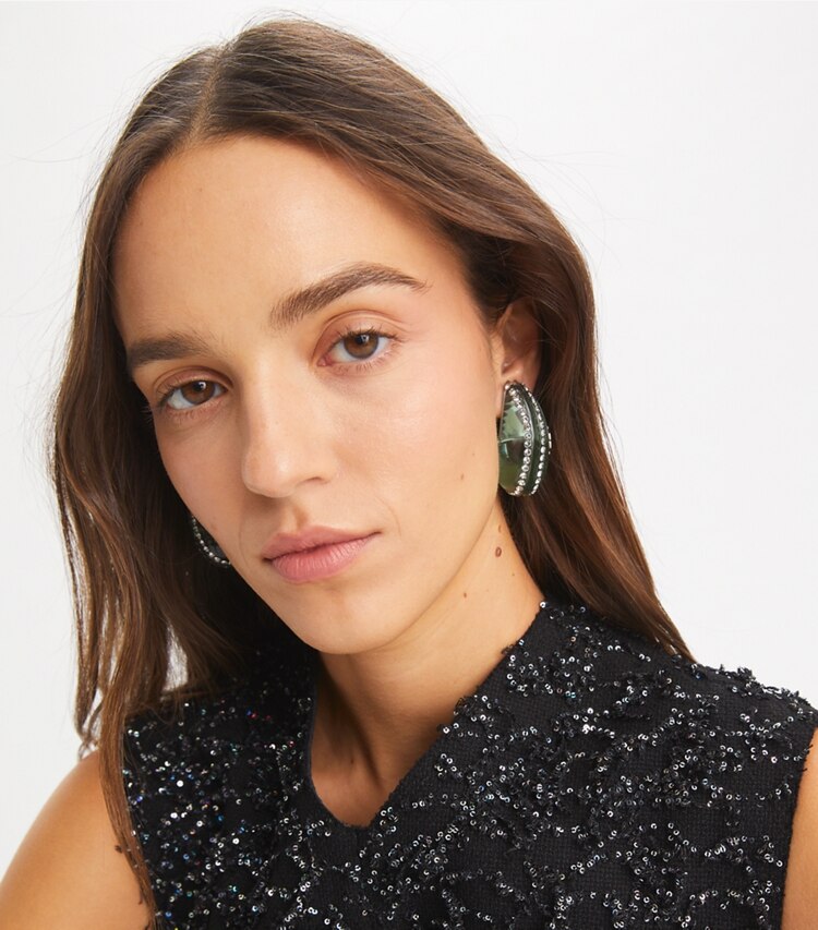 Tory Burch designer イヤリング＆ピアス ウェーブ イヤリング in Tory Silver / Sky / Crystal accessory on model