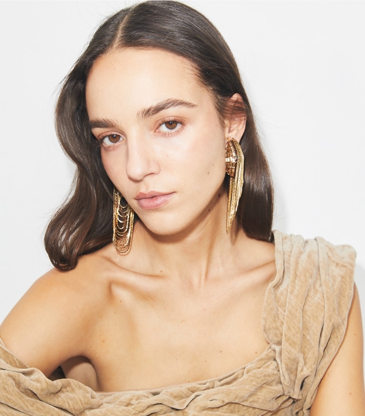 Tory Burch designer ohrringe Wave Ketten-Ohrringe in Light Brass / Crystal accessory on model