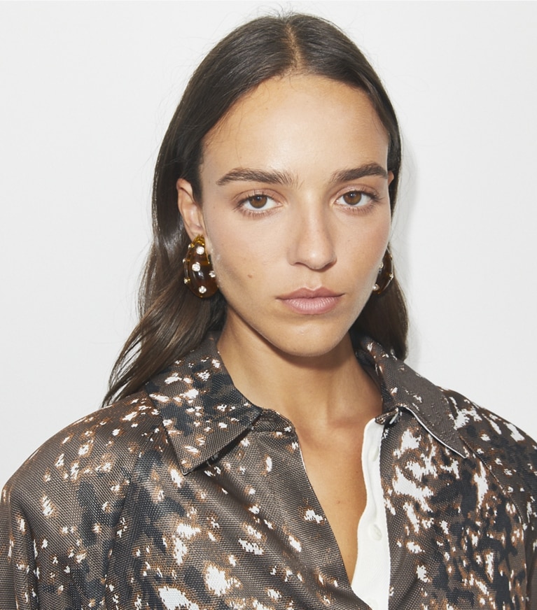 Tory Burch designer ohrringe Wave Ohrring in Brown / Crystal front