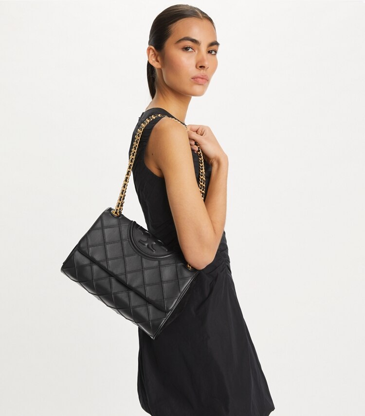 Tory Burch designer schultertaschen Weiche, wandelbare Fleming Schultertasche in Black accessory on model