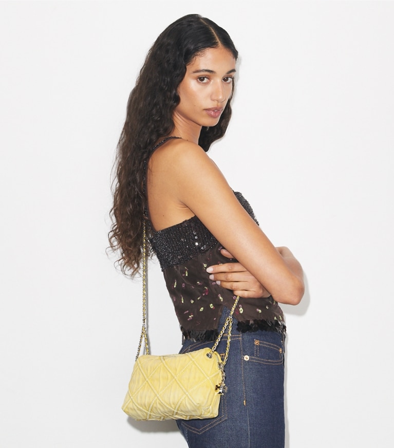 Tory Burch designer crossbody bags Weiche Fleming Crossbody Bag aus Denim in Yellow accessory on model