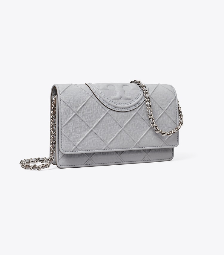 Tory Burch designer kleine taschen Weiche Fleming Geldbörse aus poliertem Narbenleder mit Kette in Slate angle