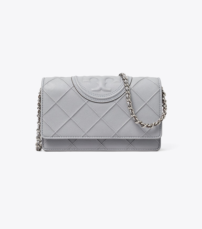Tory Burch designer kleine taschen Weiche Fleming Geldbörse aus poliertem Narbenleder mit Kette in Slate angle