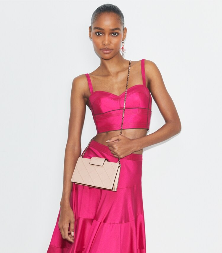 Tory Burch designer kleine taschen Weiche Fleming Mini-Geldbörse mit Kettenriemen in Soft Pink accessory on model