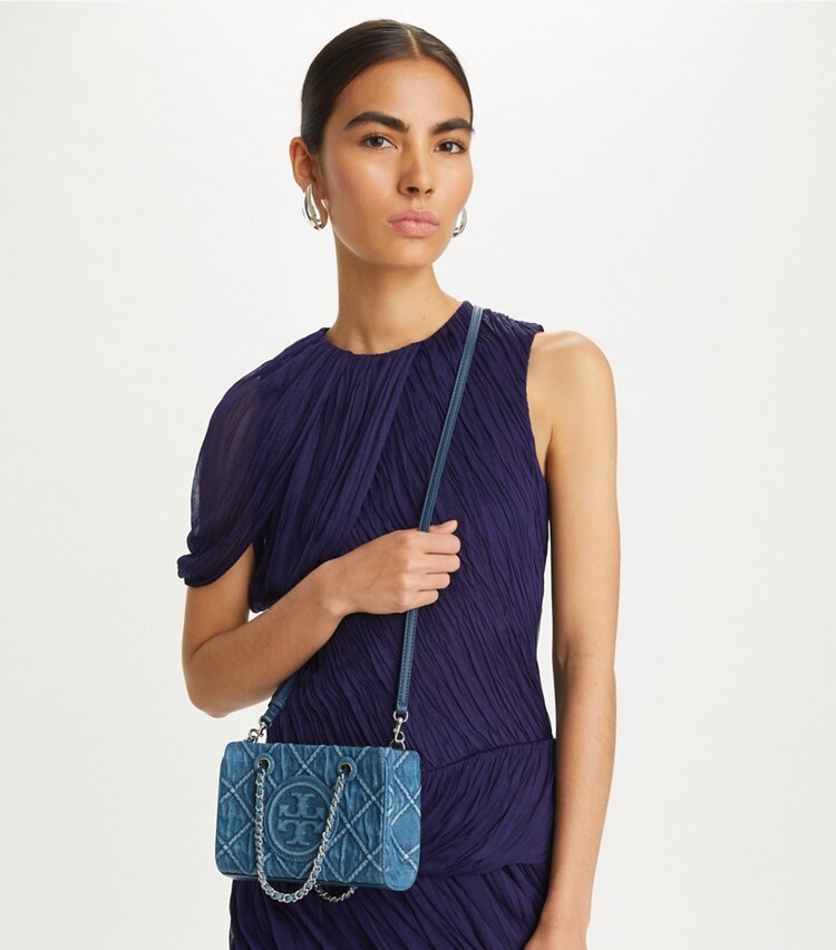 Tory Burch designer crossbody bags Weiche Fleming Mini Tote Bag aus Denim mit Kette in Denim accessory on model