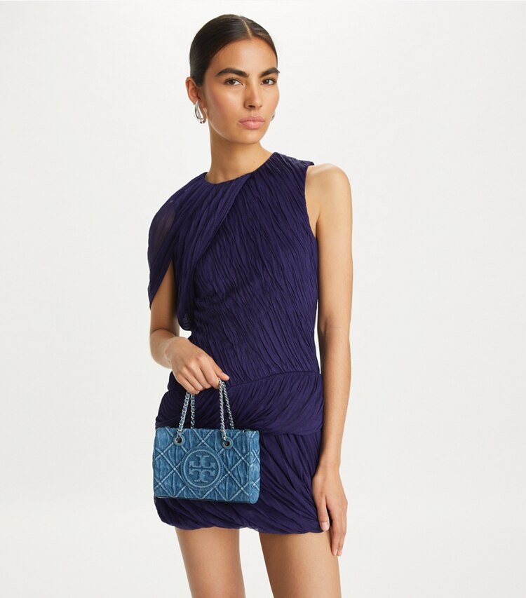 Tory Burch designer crossbody bags Weiche Fleming Mini Tote Bag aus Denim mit Kette in Denim additional on model