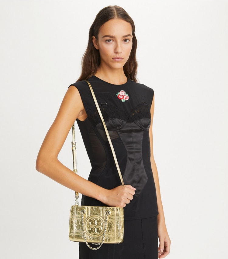 Tory Burch designer crossbody bags Weiche Fleming Mini Tote Bag mit Kettenriemen in 18 Kt Gold accessory on model