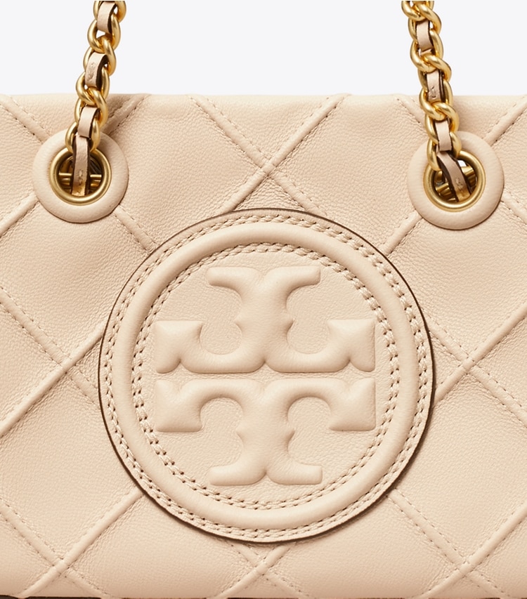 Tory Burch designer crossbody bags Weiche Fleming Mini Tote Bag mit Kettenriemen in New Cream detail
