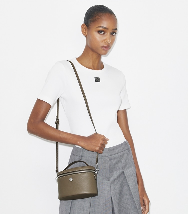 Tory Burch designer kleine taschen Weiche Kosmetiktasche mit Struktur in Wild Mushroom accessory on model