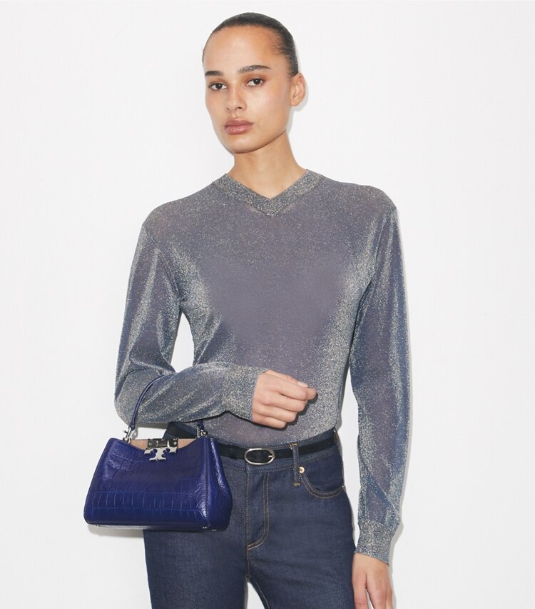 Tory Burch designer crossbody bags Weiche Mini Eleanor Henkeltasche mit Krokoprägung in Ballpoint Blue accessory on model