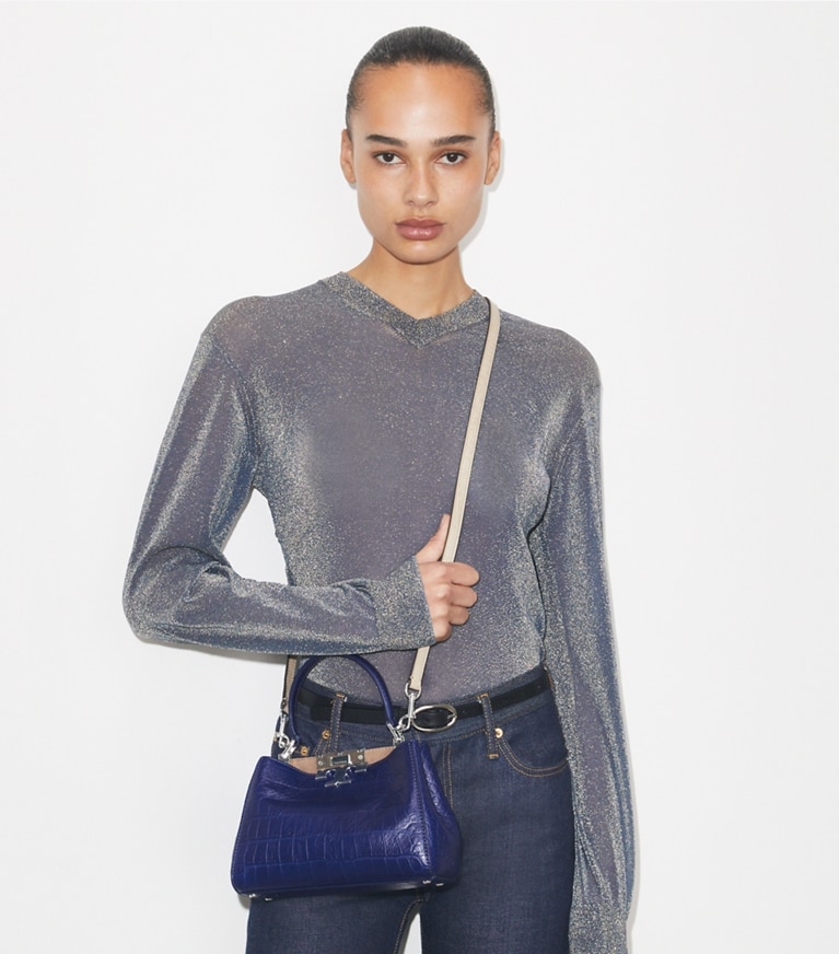 Tory Burch designer crossbody bags Weiche Mini Eleanor Henkeltasche mit Krokoprägung in Ballpoint Blue additional on model