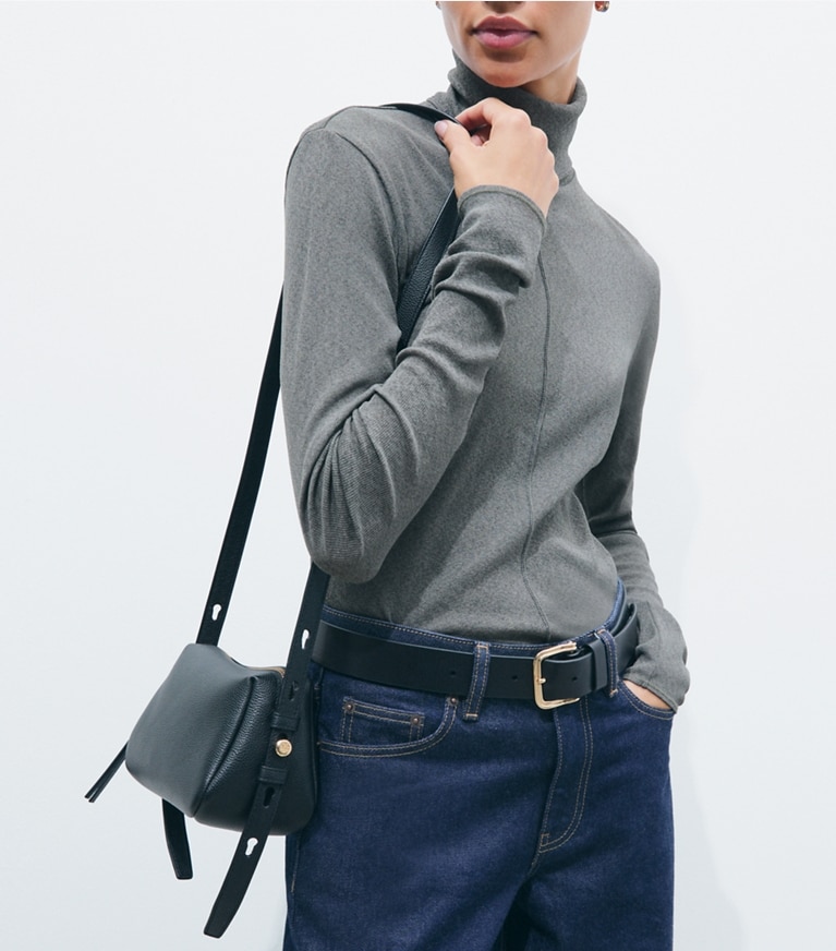 Tory Burch designer crossbody bags Weiche Romy Crossbody Bag in BLACK additional on model