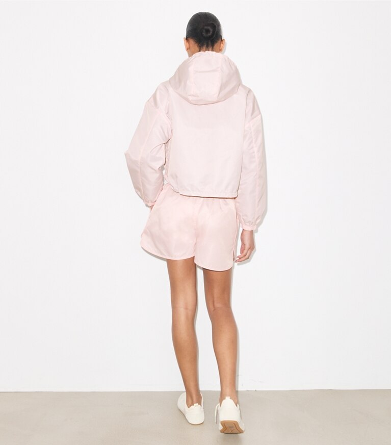 Tory Burch designer jacken Wendbare, kurze Nylonjacke in Rose / Dark Bordeaux on model back