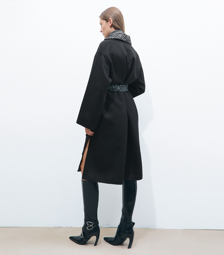 Tory Burch designer mäntel Wickelmantel aus Wolle mit T-Monogramm in Black/T Monogram Jacquard Combo D on model back