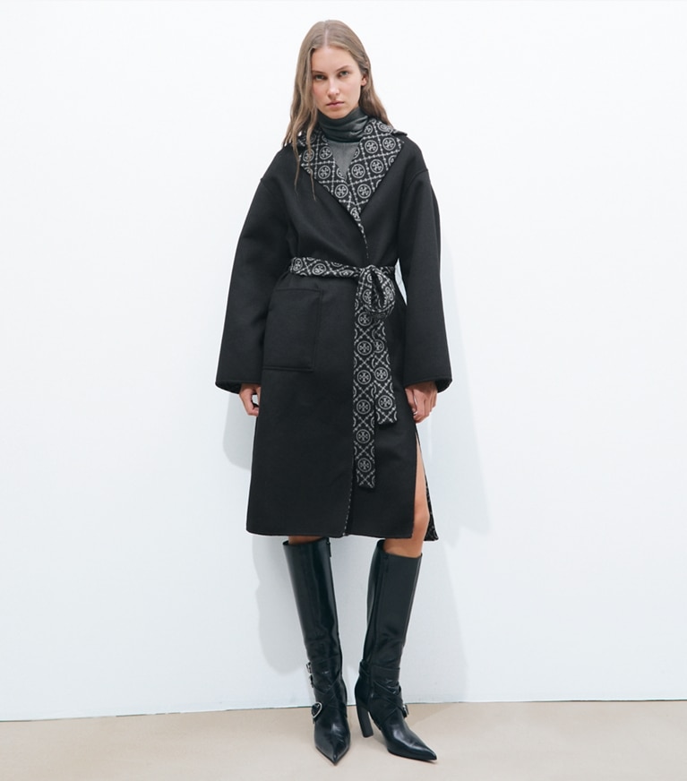 Tory Burch designer mäntel Wickelmantel aus Wolle mit T-Monogramm in Black/T Monogram Jacquard Combo D modell von vorn