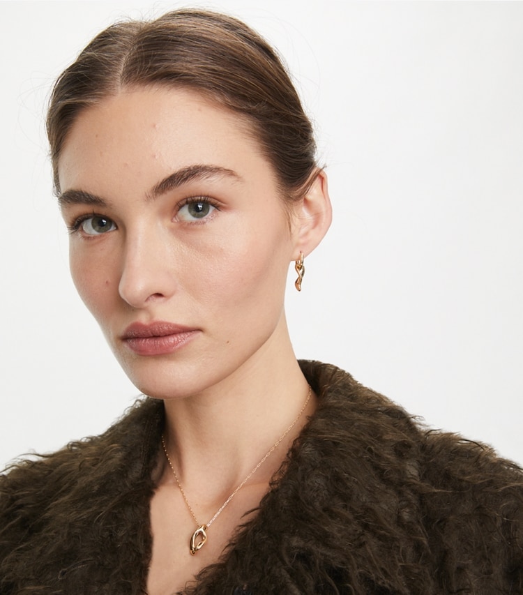 Tory Burch designer イヤリング＆ピアス ウィッシュボーン ハギー ピアス in Tory Gold accessory on model