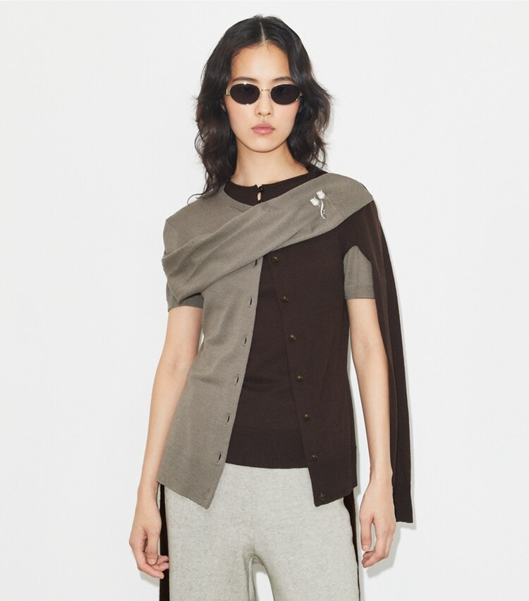 Tory Burch designer strickware Wollcardigan mit Brosche in Light Gray / Dark Brown on model detail