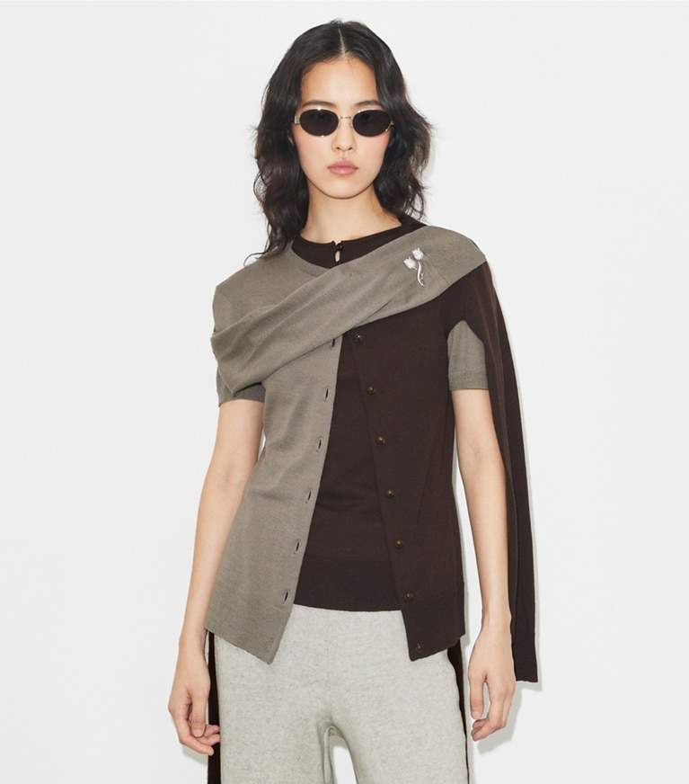 Tory Burch designer strickware Wollcardigan mit Brosche in Light Gray / Dark Brown front