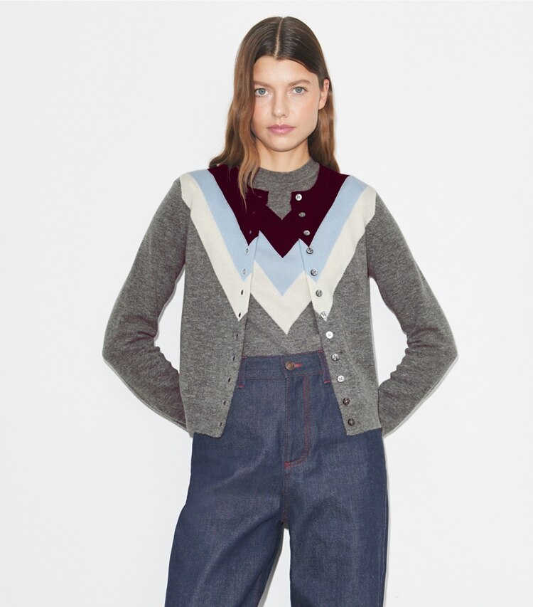Tory Burch designer strickware Wollcardigan mit Chevronmuster in Light Gray on model detail