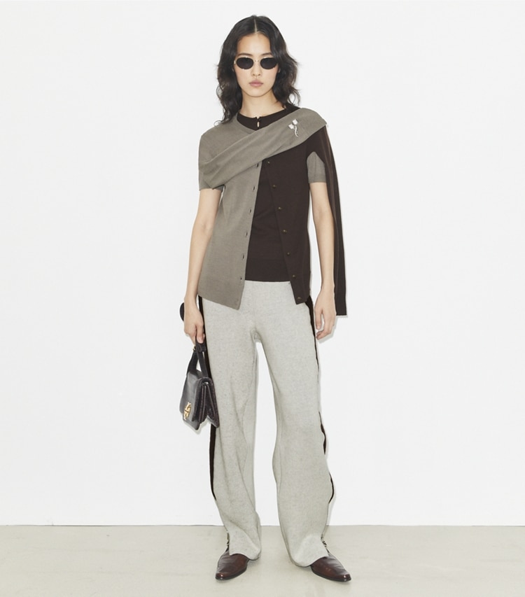 Tory Burch designer strickware Wollcardigan in Light Gray / Dark Brown modell von vorn