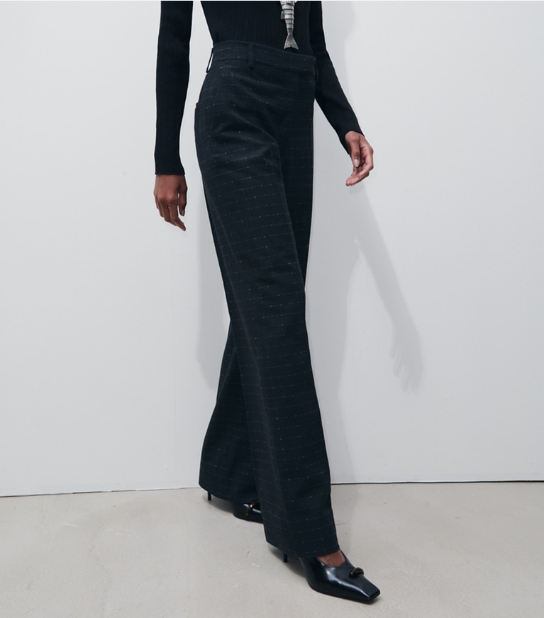 Tory Burch designer unterteile Wollhose in Soft Black Windowpane on model detail
