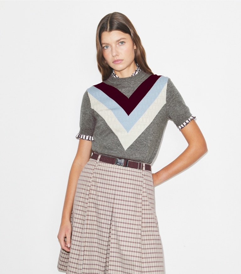 Tory Burch designer strickware Wolloberteil mit Chevronmuster in Light Gray on model detail