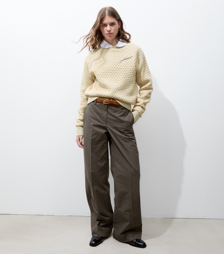 Tory Burch designer strickware Wollpullover mit Raffiabast-Stickerei in Pale Almond / Raffia modell von vorn