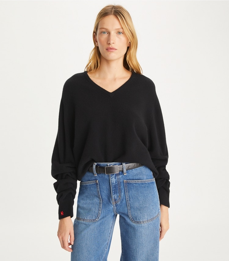 Tory Burch designer strickware Wollpullover mit V-Ausschnitt in Black on model detail