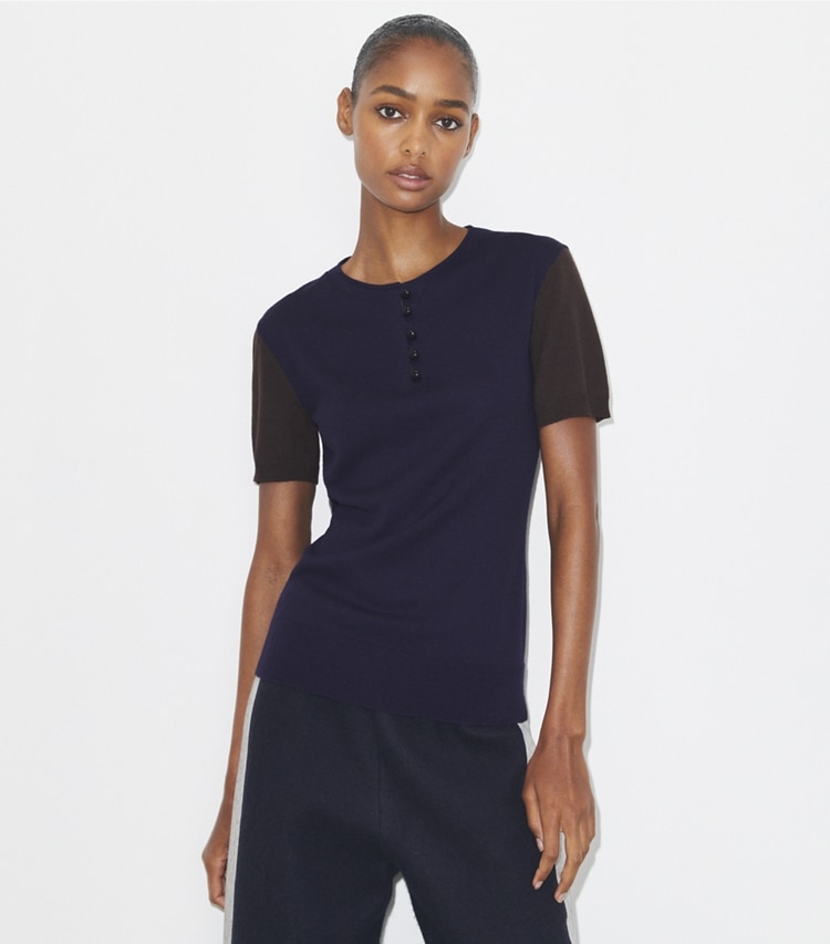 Tory Burch designer セーター ウール ヘンリー in Dark Brown / Deep Blue on model detail