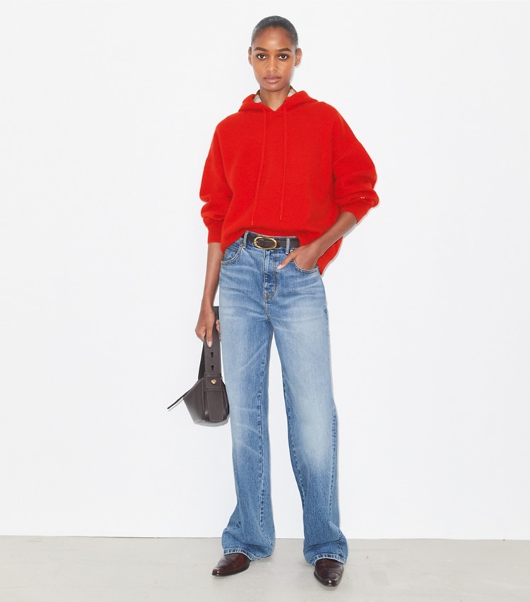 Tory Burch designer セーター クロップド ウール フーディ in Winterberry Red モデル前面